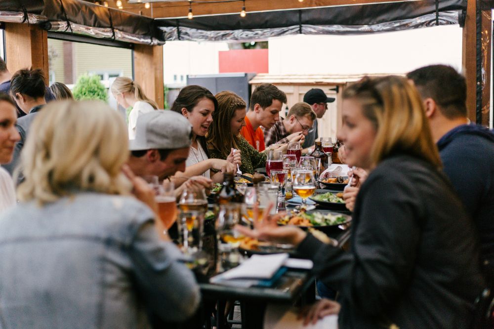 Boka bord på en restaurang för stora sällskap i Stockholm